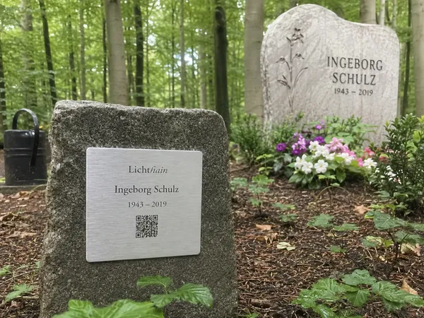 Lichthain QR-Plakette an einem Grab