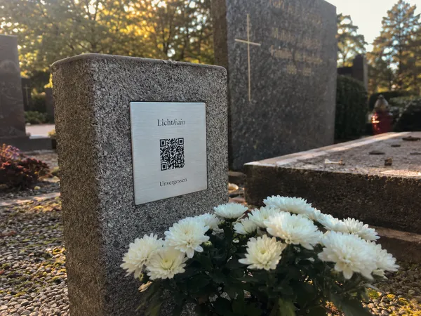 Lichthain QR-Plakette an einem Grab