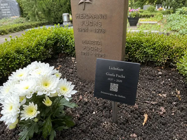 Lichthain QR-Plakette an einem Grab