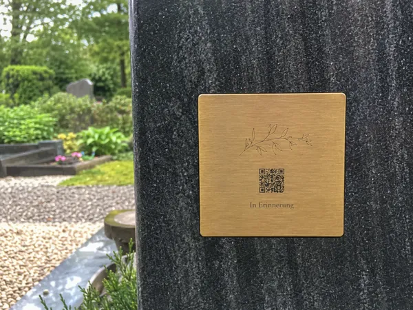 Lichthain QR-Plakette an einem Grab