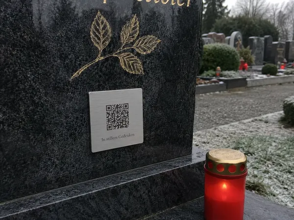 Lichthain QR-Plakette an einem Grab