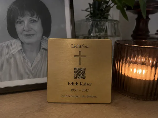 Lichthain QR-Plakette an einem Grab