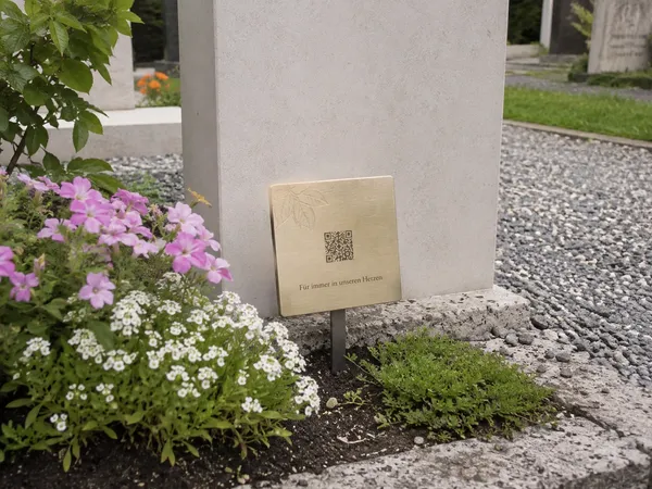 Lichthain QR-Plakette an einem Grab