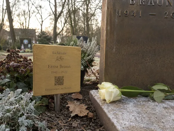 Lichthain QR-Plakette an einem Grab