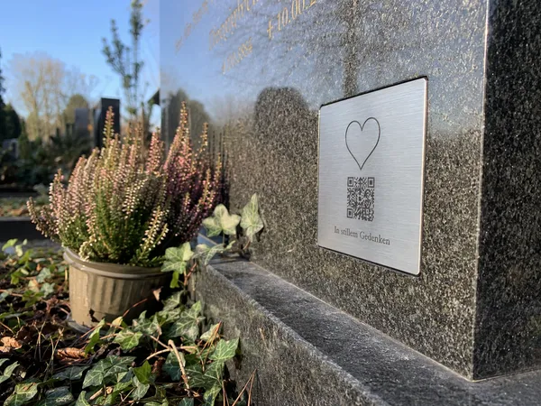 Lichthain QR-Plakette an einem Grab