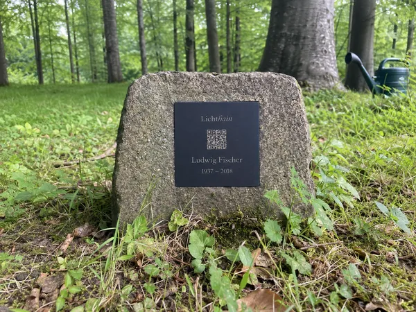 Lichthain QR-Plakette an einem Grab