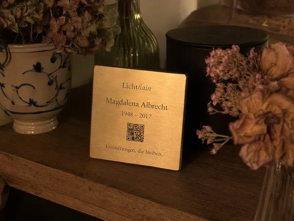 Lichthain QR-Plakette an einem Grab