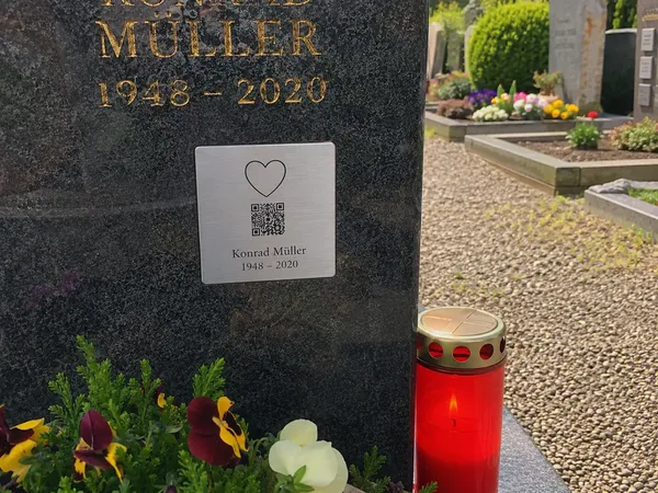 Lichthain QR-Plakette an einem Grab