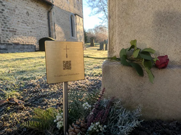 Lichthain QR-Plakette an einem Grab