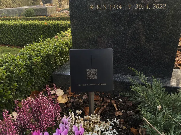 Lichthain QR-Plakette an einem Grab