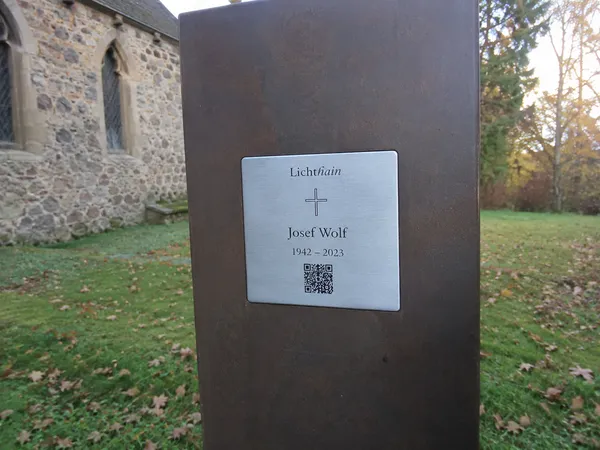 Lichthain QR-Plakette an einem Grab