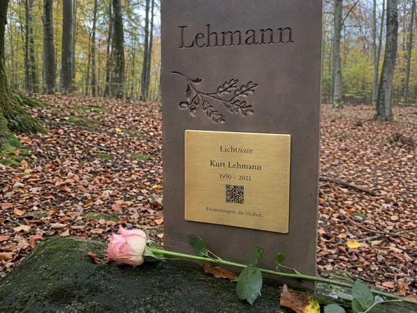Lichthain QR-Plakette an einem Grab