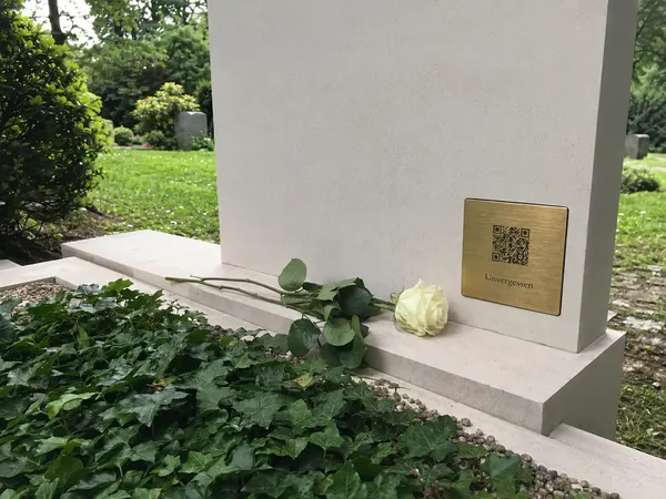 Lichthain QR-Plakette an einem Grab