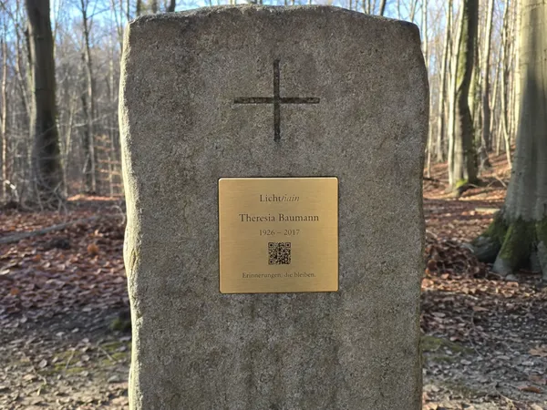 Lichthain QR-Plakette an einem Grab