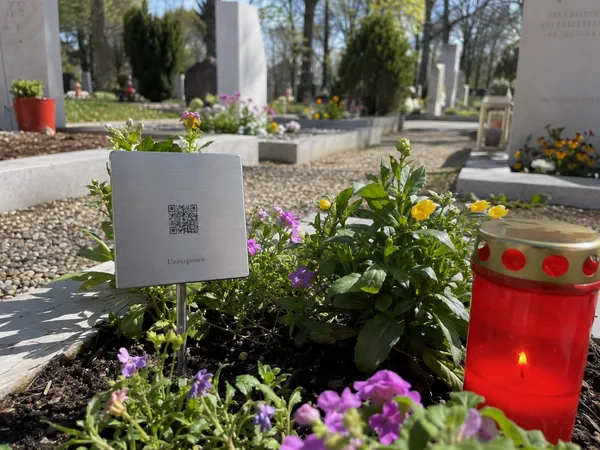 Lichthain QR-Plakette an einem Grab