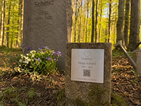 Lichthain QR-Plakette an einem Grab