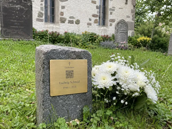 Lichthain QR-Plakette an einem Grab