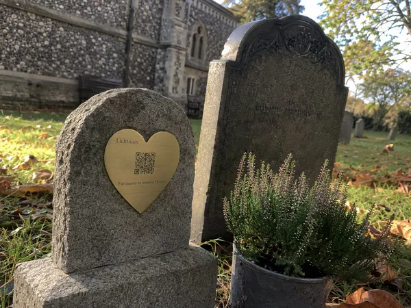 Lichthain QR-Plakette an einem Grab