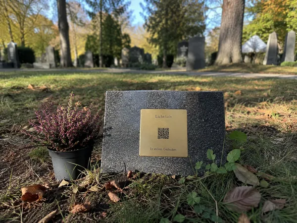 Lichthain QR-Plakette an einem Grab