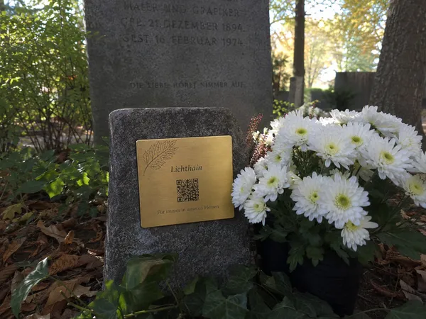 Lichthain QR-Plakette an einem Grab