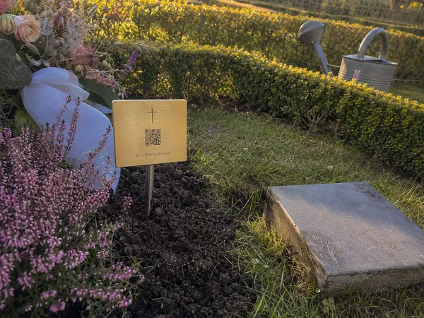 Lichthain QR-Plakette an einem Grab