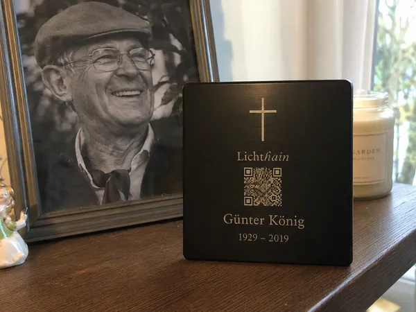 Lichthain QR-Plakette an einem Grab