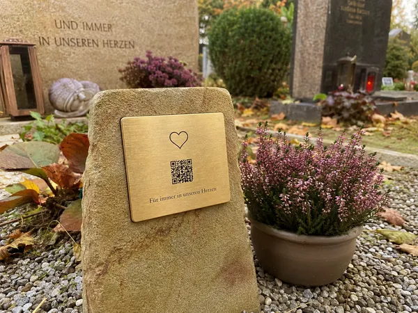 Lichthain QR-Plakette an einem Grab