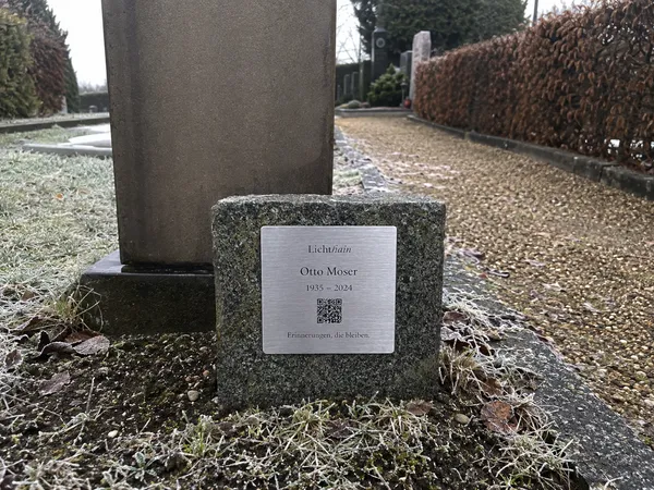 Lichthain QR-Plakette an einem Grab