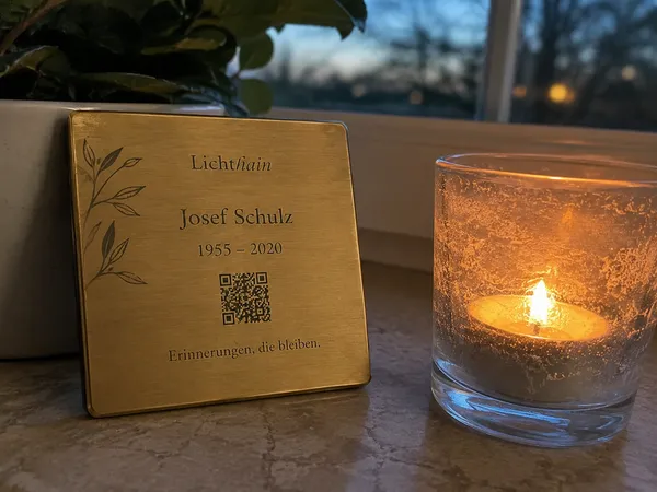 Lichthain QR-Plakette an einem Grab