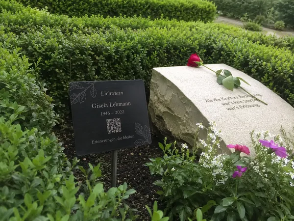 Lichthain QR-Plakette an einem Grab