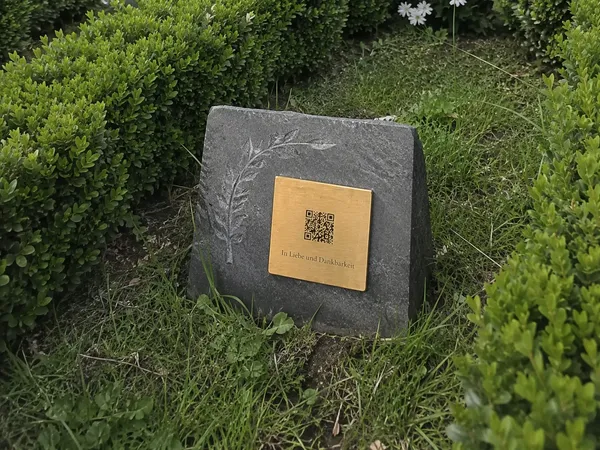 Lichthain QR-Plakette an einem Grab
