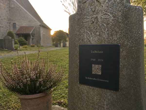 Lichthain QR-Plakette an einem Grab