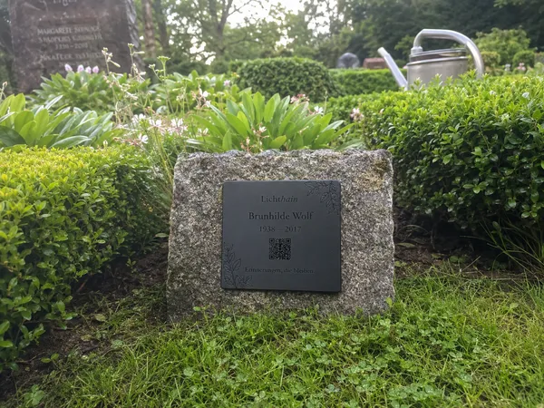 Lichthain QR-Plakette an einem Grab