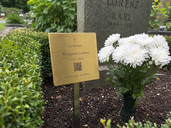 Lichthain QR-Plakette an einem Grab