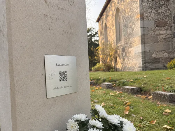 Lichthain QR-Plakette an einem Grab