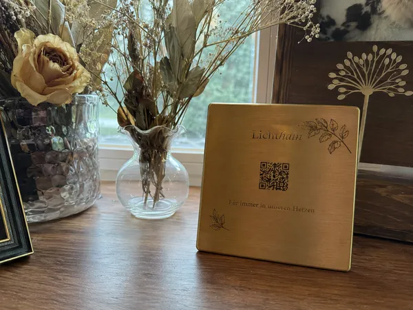 Lichthain QR-Plakette an einem Grab