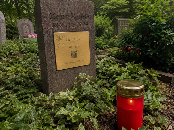 Lichthain QR-Plakette an einem Grab