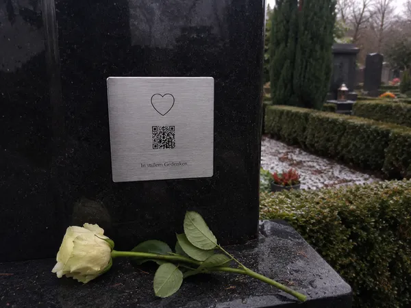 Lichthain QR-Plakette an einem Grab
