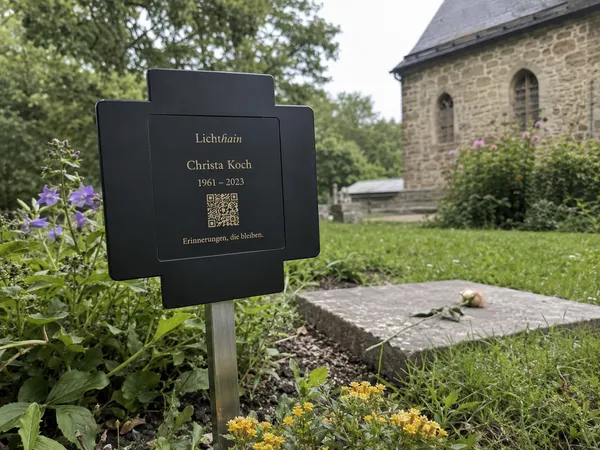 Lichthain QR-Plakette an einem Grab