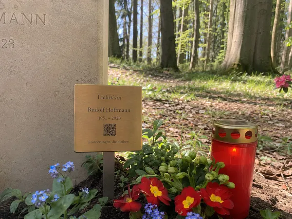 Lichthain QR-Plakette an einem Grab
