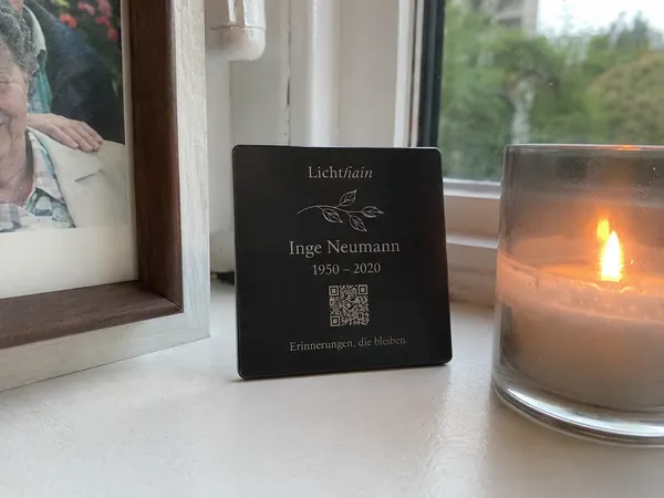 Lichthain QR-Plakette an einem Grab