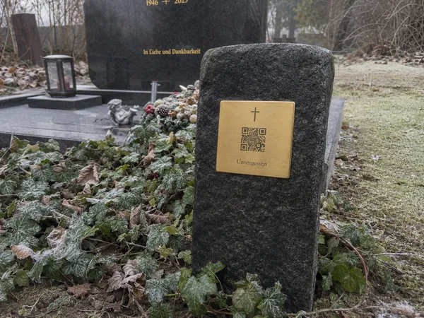 Lichthain QR-Plakette an einem Grab