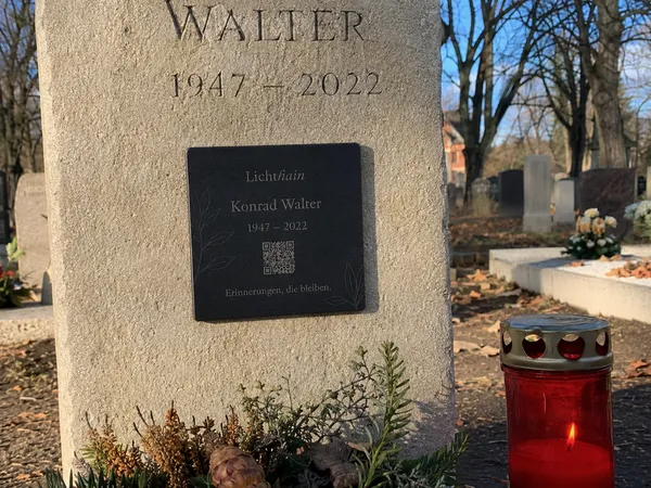 Lichthain QR-Plakette an einem Grab