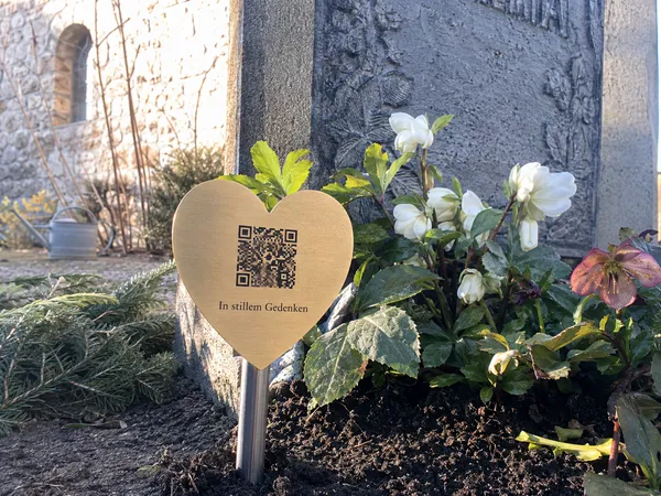 Lichthain QR-Plakette an einem Grab
