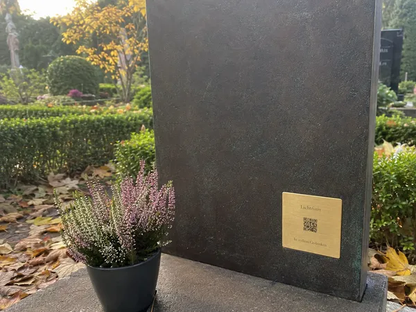 Lichthain QR-Plakette an einem Grab