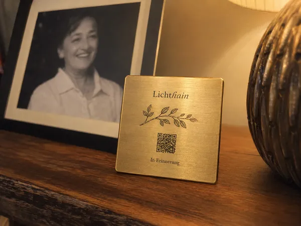 Lichthain QR-Plakette an einem Grab