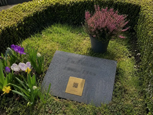 Lichthain QR-Plakette an einem Grab