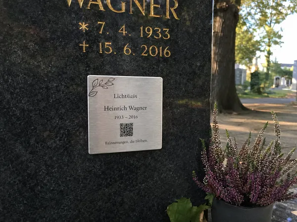 Lichthain QR-Plakette an einem Grab