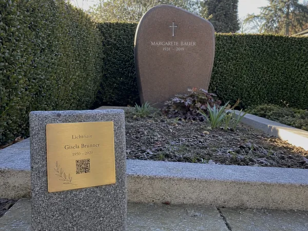 Lichthain QR-Plakette an einem Grab