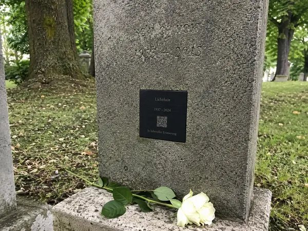 Lichthain QR-Plakette an einem Grab
